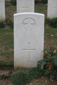 Noyon New British Cemetery - Ogden, R