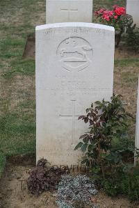 Noyon New British Cemetery - Pegg, E