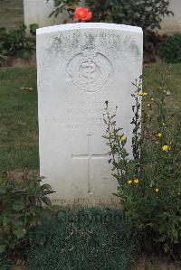 Noyon New British Cemetery - Raines, W