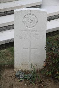 Noyon New British Cemetery - Reynolds, Leonard John
