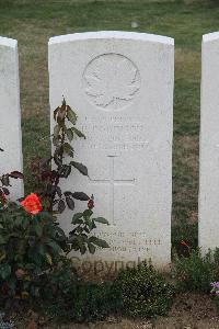 Noyon New British Cemetery - Robinson, E