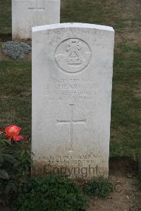 Noyon New British Cemetery - Shearwood, F