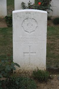 Noyon New British Cemetery - Simmons, E P