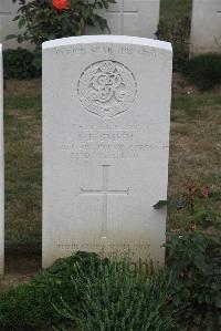 Noyon New British Cemetery - Smith, L E