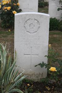 Noyon New British Cemetery - Sturt, H C