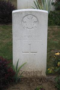 Noyon New British Cemetery - Tarrant, A