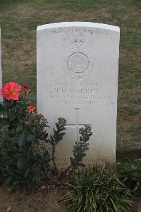 Noyon New British Cemetery - Warren, H H