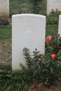 Noyon New British Cemetery - Wells, J