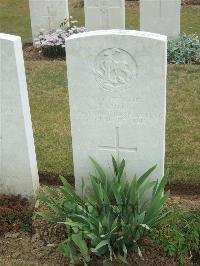 Ovillers Military Cemetery - Cross, James